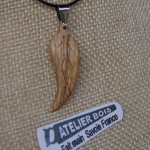 bladhanger gewaxt eikenhout, handgemaakt juweel in massief hout, met ribben