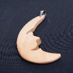 maanhanger van beukenhout, hout- en natuursieraden, handgemaakt