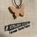 vlinderhanger van beukenhout, handgemaakte sieraden van hout en natuur
