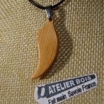 houten hanger veer of blad van gewaxt larikshout, handgemaakt ethisch sieraad