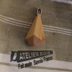 hanger van melezehout, piramidevorm, ethisch gewaxt juweel, handgemaakt