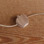 houten kraal appel horizontaal doorboord om handgemaakte kinderhalsband massief beuken te versieren