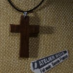kleine kruis hanger in massief walnotenhout, handgemaakt