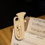 muziekclip voor tuba beeldje, muzikantengeschenk, tubaspeler handgemaakt in massief hout
