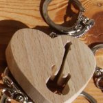 sleutelhanger met hart en elektrische of basgitaar, handgemaakt gitaristencadeau