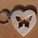 handgemaakte hart en vlinder sleutelhanger van massief beukenhout
