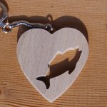 hart en vis sleutelhanger, origineel en nuttig geschenk voor een visser, handgemaakt massief hout
