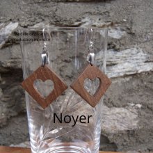 vierkante oorbellen met hart in walnoot ethische houten sieraden, houten bruiloft, Valentijnsdag, handgemaakt