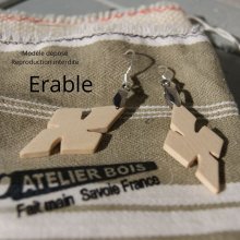 esdoorn kruis oorbel ethische houten sieraden, natuurjuwelen gewaxt, handgemaakt