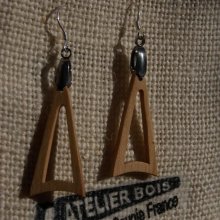 driehoekige oorbel in kersenhout ethische sieraden in hout, natuurjuwelen, handgemaakt
