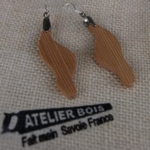 wave oorbel van melezehout ethische sieraden, handgemaakte wassen natuurjuwelen