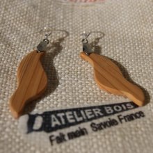 golf oorbel in Taxus, ethische houten sieraden, natuurjuwelen, handgemaakt