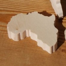 Beeldje kaart van Afrika ht6cm dik 7mm massief esdoornhout handgemaakt