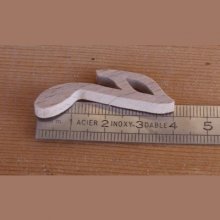 Beeldje dubbele haak lang 4cm ep3mm massief hout versiering scrap muziek handgemaakt
