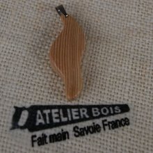 golfhanger in massief melezehout, gewaxt ethisch juweel, handgemaakt