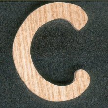 Letter C te verlijmen in essenhout hoogte 5 cm dikte 5 mm