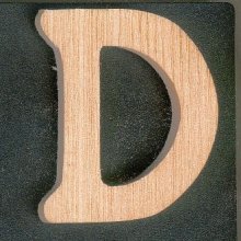Letter D in massief hout te schilderen en te verlijmen, handgemaakt in essenhout hoogte 5 cm dikte 5 mm