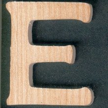Houten letter E hoogte 5cm om te plakken