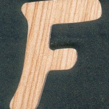 Letter F in essenhout hoogte 5 cm dikte 5 mm