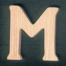 Houten letter M te schilderen en te lijmen 5 m hoog