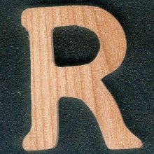 Letter R van massief handgemaakt essenhout, hoogte 5 cm