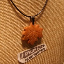 hanger van esdoornblad van gewaxt geribd beukenhout ethische sieraden, handgemaakt