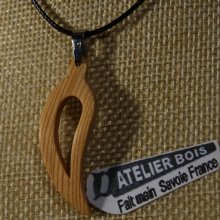 veerhanger of gebogen blad van gewaxt melezehout handgemaakt ethisch sieraad