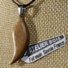 houten hanger veer of blad van gewaxt walnotenhout, handgemaakt ethisch juweel