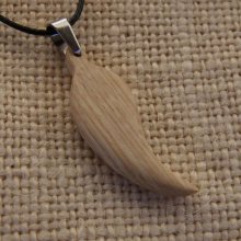 houten hanger veer of blad van gewaxt essenhout, handgemaakt ethisch sieraad