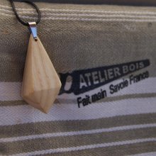 hanger van gewaxt essenhout, ethisch juweel, handgemaakt, piramidevorm