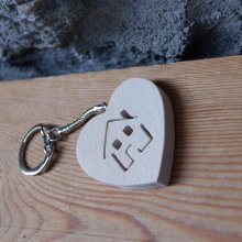 handgemaakte hartvormige sleutelhanger met een uit het hart gesneden huismotief in massief hout