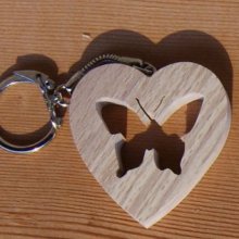 handgemaakte hart en vlinder sleutelhanger van massief beukenhout